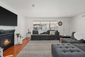 Smart-TV, peis og bøker