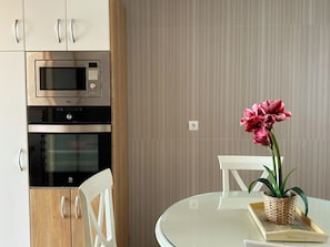 Interior - 🏡 Perfect Island Getaway - Townhouse with Private Parking 🚗✨. (Isla)