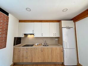 Fridge, microwave, oven, dishwasher - 🏡 Perfect Island Getaway - Townhouse with Private Parking 🚗✨. (Isla)