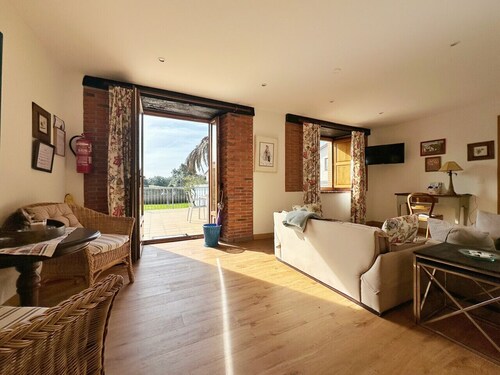 🏡 Perfect Island Getaway - Townhouse with Private Parking 🚗✨.