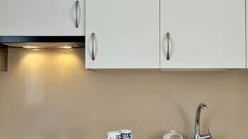 Kühlschrank, Mikrowelle, Ofen, Geschirrspüler