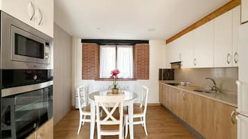 Kühlschrank, Mikrowelle, Ofen, Geschirrspüler