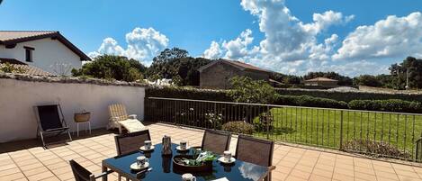 تناول الطعام بالخارج