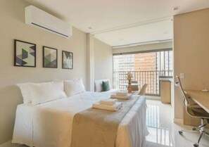 1 Schlafzimmer, Schreibtisch, Bügeleisen/Bügelbrett, Reisekinderbett