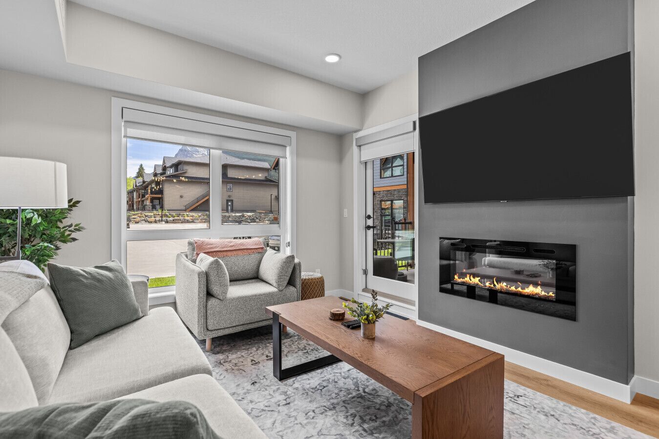 Een smart-tv en een open haard