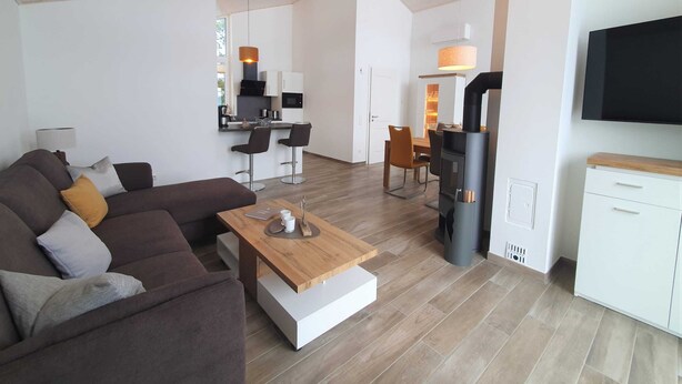 Een moderne woonkamer met een bank, salontafel en televisie.
