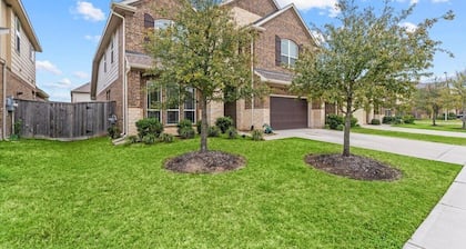 Charming bed Peaceful and spacious in enjoyable Cypress with AC, WiFi