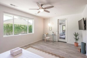 6 Schlafzimmer, Schreibtisch, Bügeleisen/Bügelbrett, Reisekinderbett
