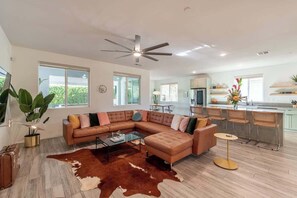TV, offices - Luxe Escape | Pool | Spa | Outdoor Kitchen | Indio (Indio)
