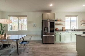Réfrigérateur, four à micro-ondes, un four, surface de cuisson