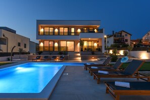 A modern two-story house with a swimming pool and sun loungers. - Villa Sunlight ZadarVillas (Zadar)