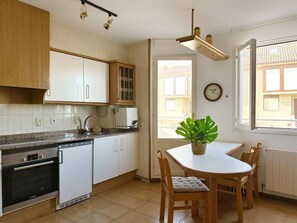 Réfrigérateur, micro-ondes, four, cafetiÚre/bouilloire