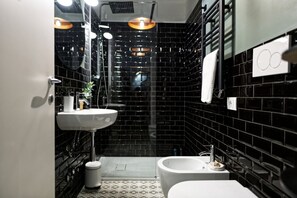 Dusche, umweltfreundliche Kosmetikartikel, Haartrockner, Bidet