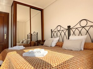 2 bedrooms, iron/ironing board, free WiFi, bed sheets - Cozy Tourist Apartment in Somo, Ideal for Families. (Somo)
