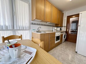 Fridge, microwave, oven, coffee/tea maker - Cozy Tourist Apartment in Somo, Ideal for Families. (Somo)