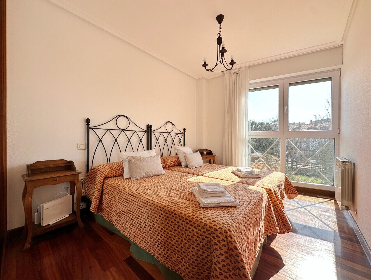 2 dormitorios, tabla de planchar con plancha, wifi gratis y ropa de cama