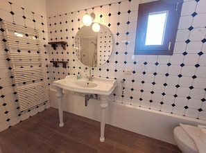 Sèche-cheveux, serviettes fournies, savon, papier toilette