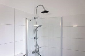 Shower, hair dryer - Modern 2-room apartment | 6 persons | WIFI (Unknown)