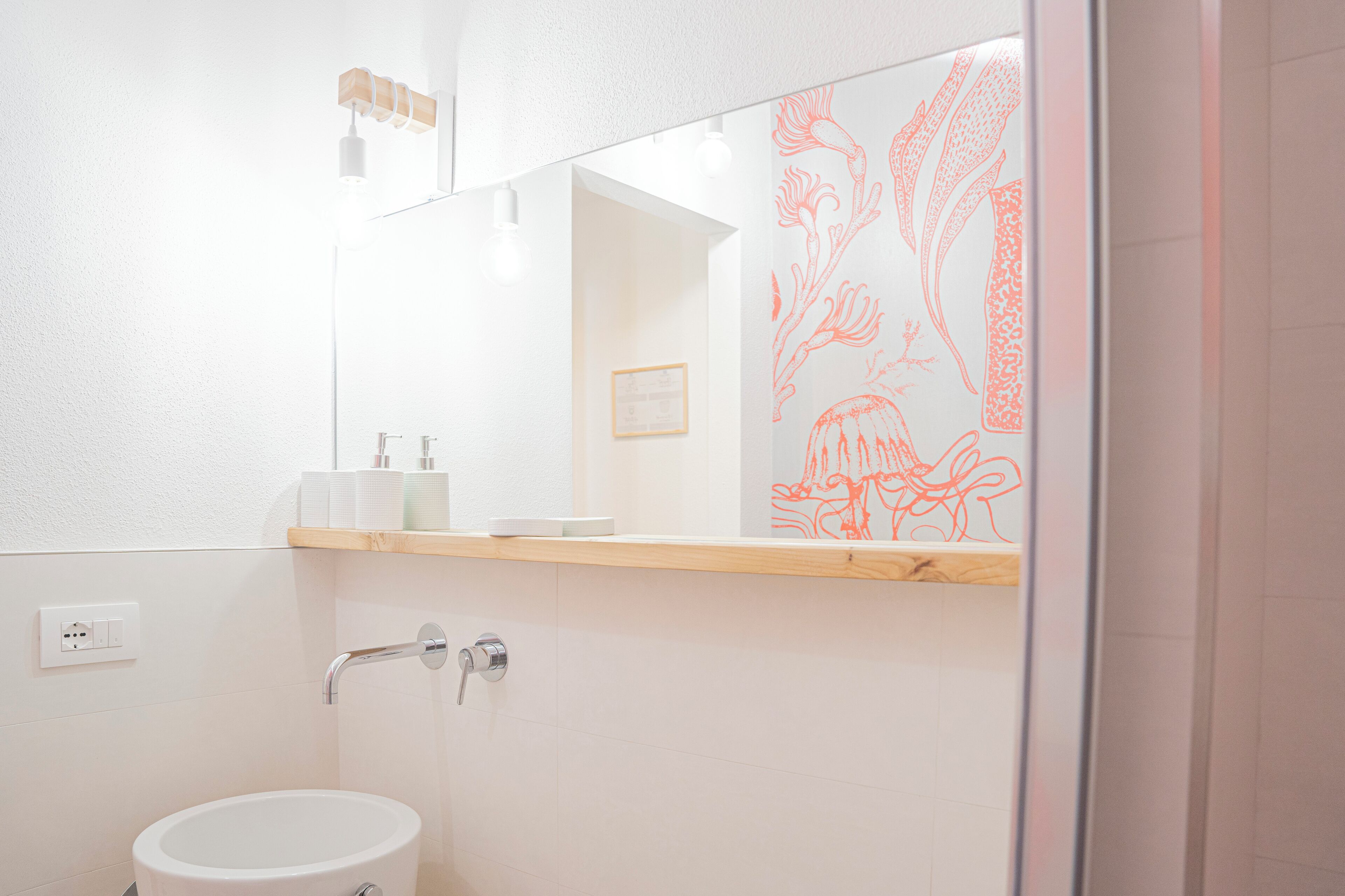 Een douche, een haardroger, een bidet, handdoeken