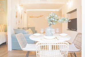 Dining - CORALLO APARTMENT With Bath & Kitchnette City Centre| PVT PARK (Moneglia)