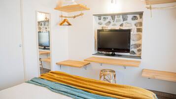 1 habitación, tabla de planchar con plancha y ropa de cama