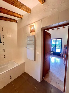 Shower, hair dryer, towels