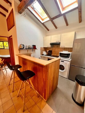 Kylskåp, mikrovågsugn, ugn och spishäll