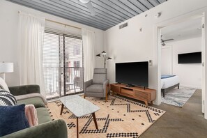 Smart TV, fireplace, ping pong, stereo - Lodgeur | Bright 1BR loft w/ office | Midtown (Houston)