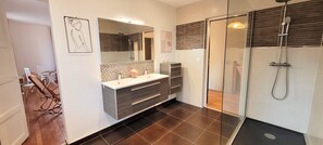 Dusche, Haartrockner, Toilettenpapier