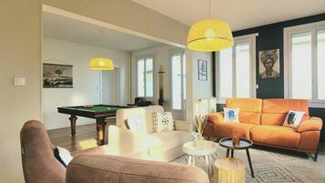 Älytelevisio, pöytätennispöytä, kirjoja