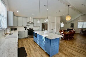 Kylskåp, mikrovågsugn, ugn och spishäll