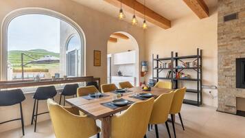 Familienvilla, 4 Schlafzimmer, Kamin (Solaris Gozitan Villa With Pool) | Speisen