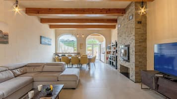 Vila Keluarga, 4 kamar tidur (Solaris Gozitan Villa With Pool Gozo) | Area keluarga | Televisi layar datar 21-inci dengan saluran TV kabel dan perapian