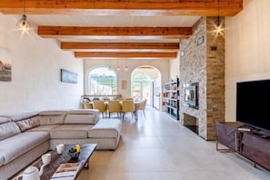 Familjevilla - 4 sovrum - eldstad (Solaris Gozitan Villa With Pool) | Vardagsrum