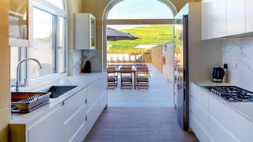 Familienvilla, 4 Schlafzimmer, Kamin (Solaris Gozitan Villa With Pool) | Eigene Küche | Kühlschrank, Mikrowelle, Ofen, Herdplatte