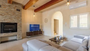 21-tommers fladskærms-tv med kabelkanaler, pejs