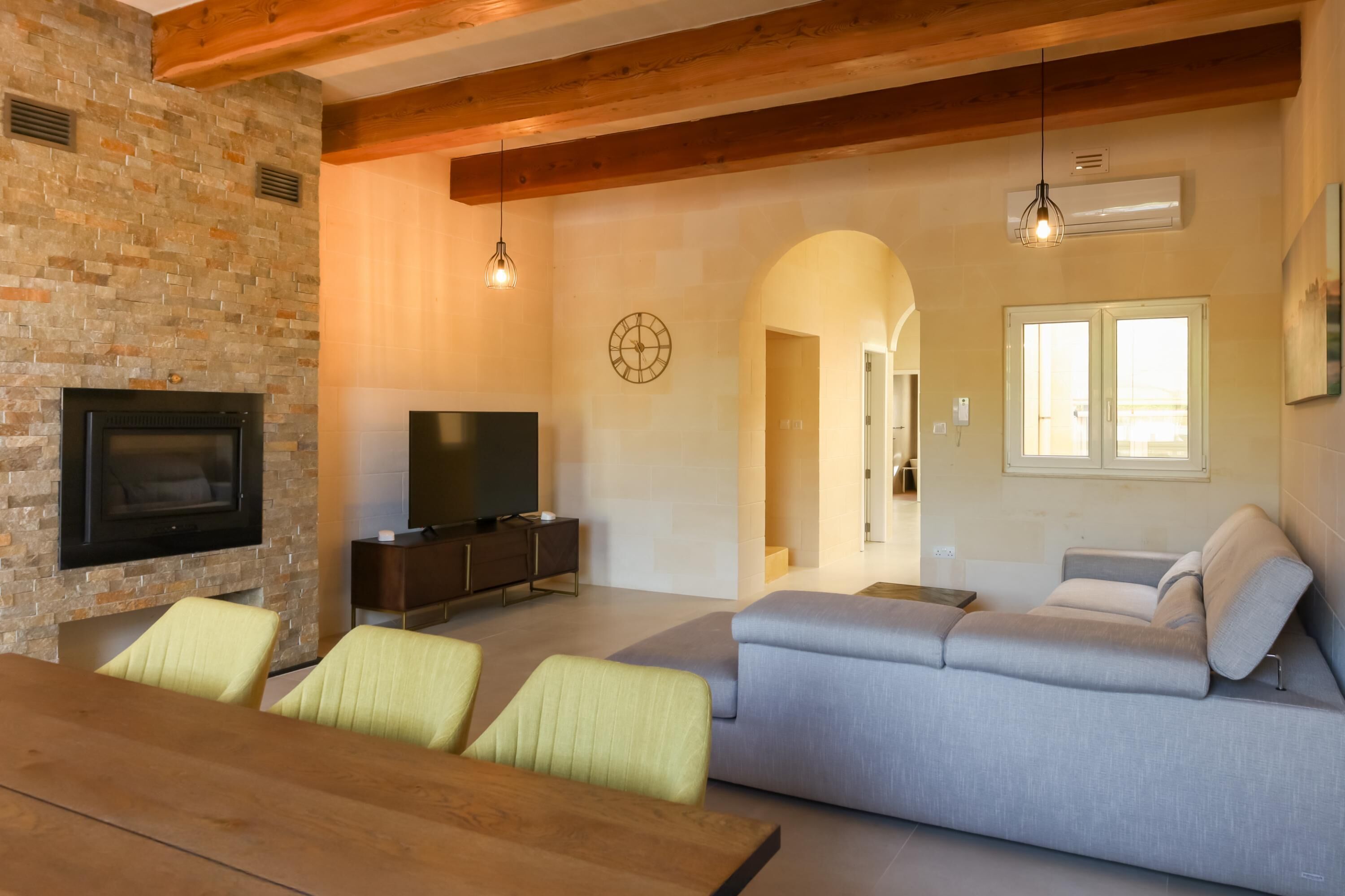 21 吋平面電視連有線電視頻道、壁爐