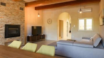 En 21-tommers Flatskjerm-TV med kabel-kanaler samt peis