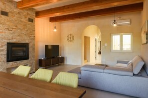 21-Zoll-Flachbildfernseher mit Kabelempfang, Kamin