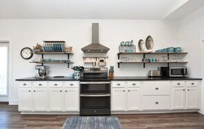 Private kitchen - Ony's Outpost - Bay View, Community Pool, Beach Access, Pet Friendly! (St. George Island)