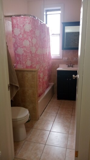 Secadora de cabello, toallas, jabón, papel de baño 