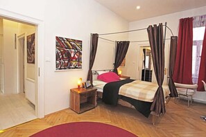 2 bedrooms, iron/ironing board, travel cot, WiFi - Stylish river-view apartment (Praha 5)
