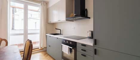 Fridge, oven, stovetop, dishwasher