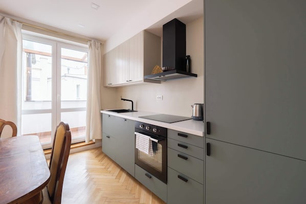 Fridge, oven, stovetop, dishwasher