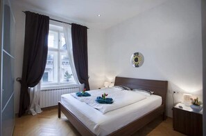3 bedrooms, iron/ironing board, travel cot, WiFi - Charles Bridge Apartment (Praha 1)