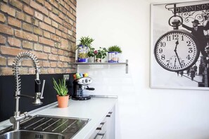 Een koelkast, een magnetron, een oven, een kookplaat