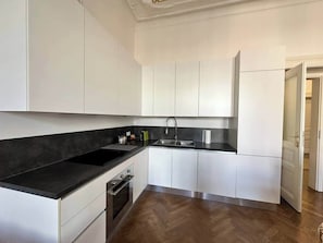 Réfrigérateur, un four, surface de cuisson, lave-vaisselle