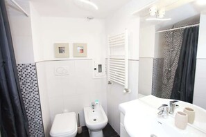 Douche, sĂšche-cheveux
