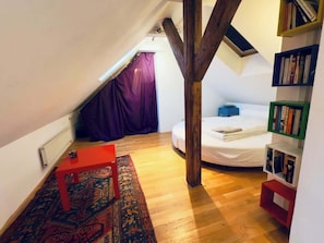 1 bedroom, iron/ironing board, travel crib, WiFi - Attic 15 min  to Charles Bridge (Praha 5)