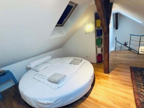 1 bedroom, iron/ironing board, travel cot, WiFi - Attic 15 min  to Charles Bridge (Praha 5)